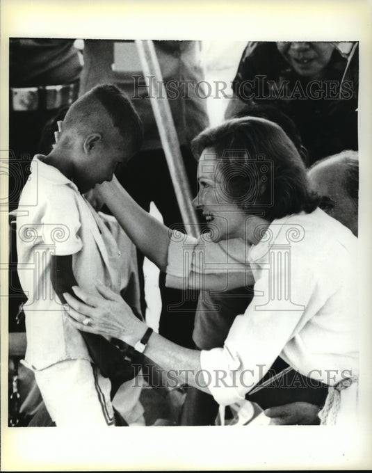 1979 Press Photo Rosalynn Carter Visiting Cambodian refugee camp in Thailand - Historic Images