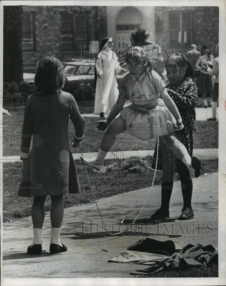 1967 Press Photo Children Skipping Rope in Cathedral Square During Recess-Historic Images