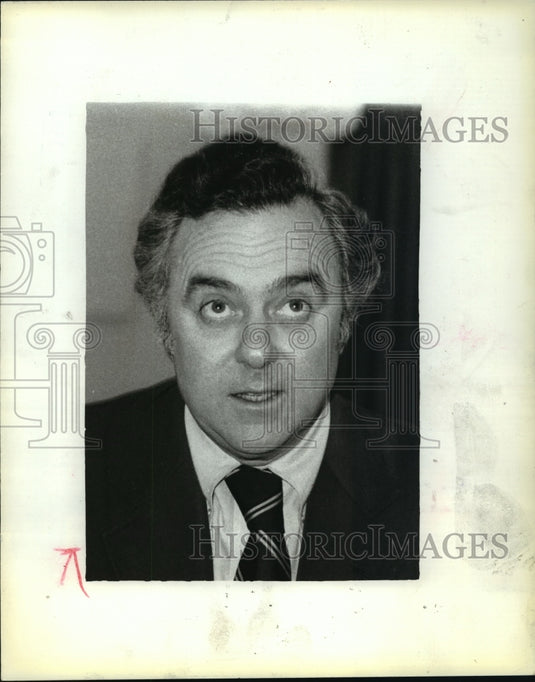 1975 Press Photo Hew Secretary Joseph Califano prepares to testify - mja65960-Historic Images