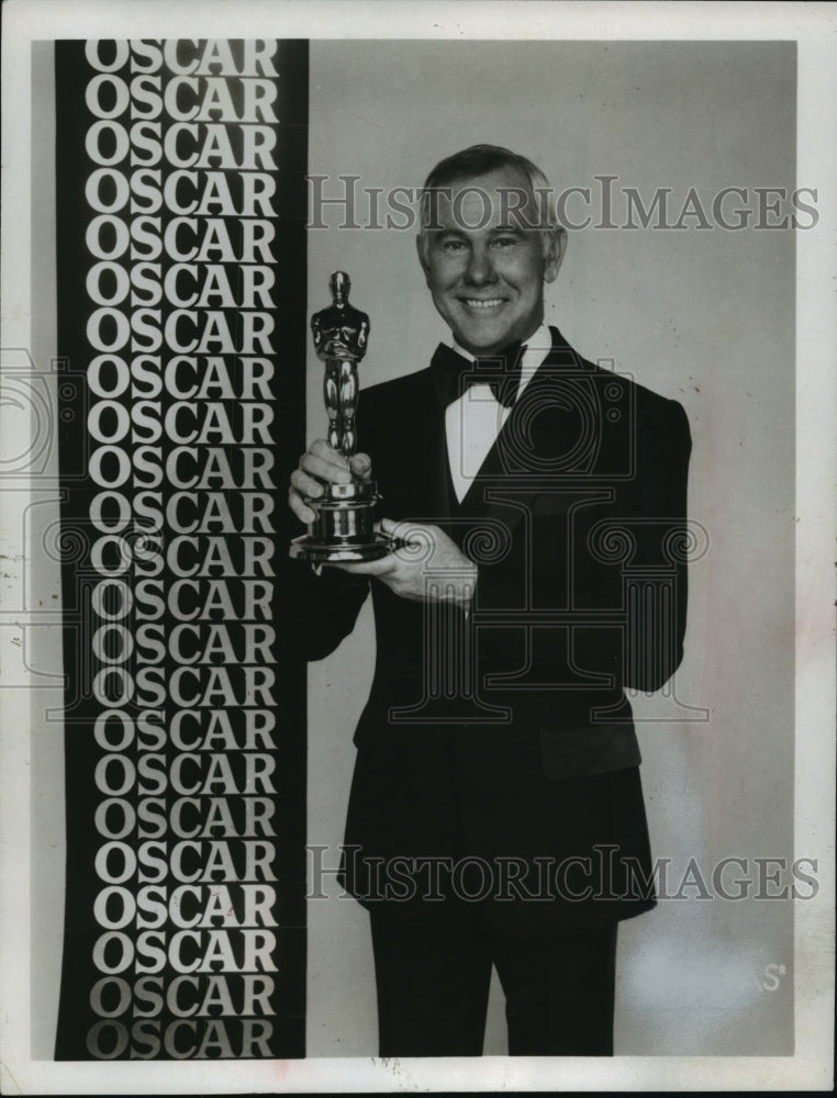 1980 Press Photo Actor Johnny Carson wins an Oscar - mja65965-Historic Images