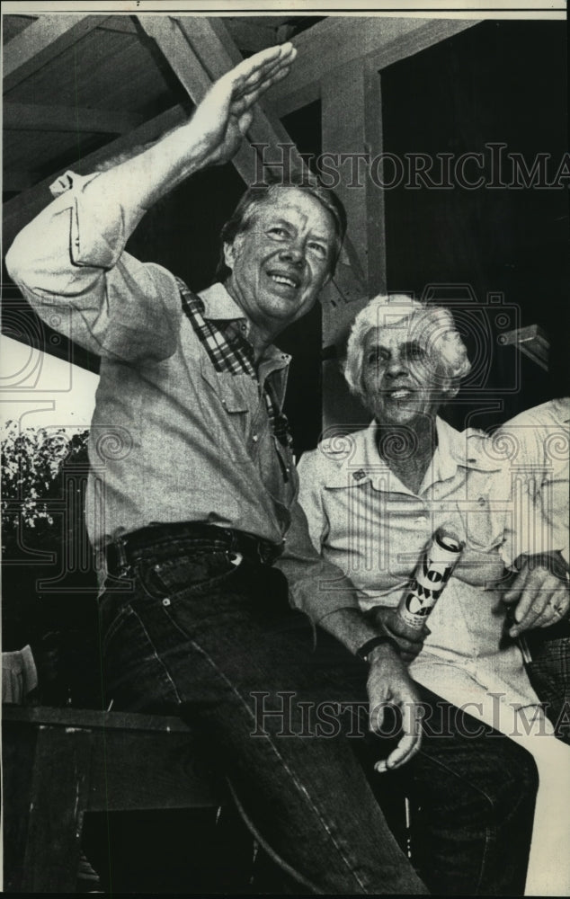 1976 Press Photo Jimmy carter with his mother, Lillian, in Plains. Georgia-Historic Images