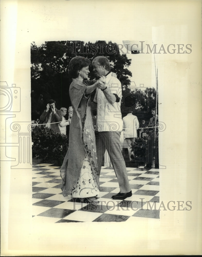 1980 Press Photo President and Mrs. Jimmy Carter dancing. - mja66005-Historic Images