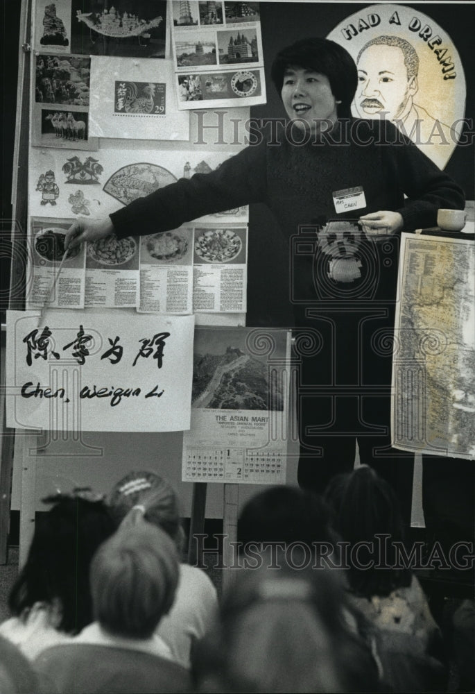 1993 Press Photo Elementary parent Lily Chen talks about her native China - Historic Images
