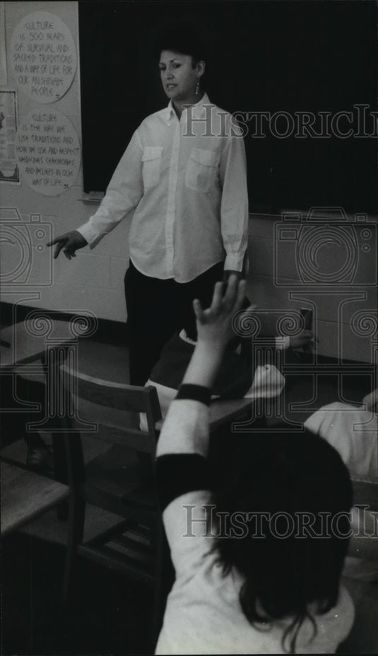 1994 Press Photo Excited student in Class learns Indian culture - mja66111-Historic Images