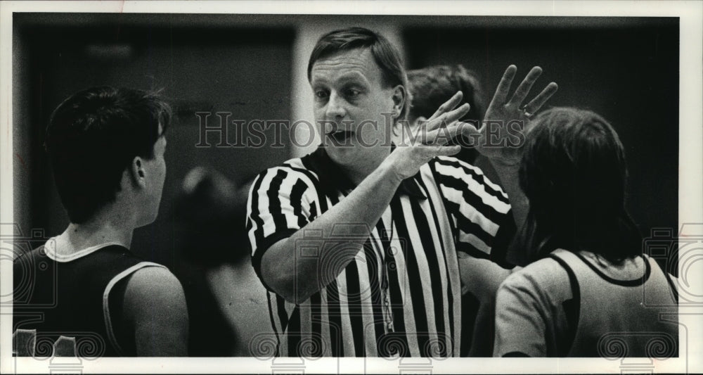1990 Press Photo Referee Tim Behrendt, Waukesha North High School football coach - Historic Images