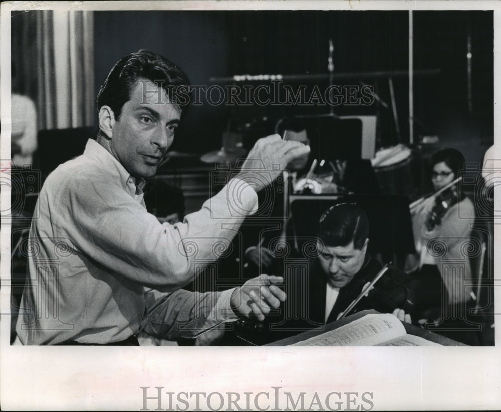 1965 Press Photo Harry John Brown with the Milwaukee symphony at Pabst Theater - Historic Images