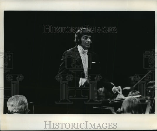 1975 Press Photo Harry John Brown guest conducting at the PAC with Mil, Symphony-Historic Images