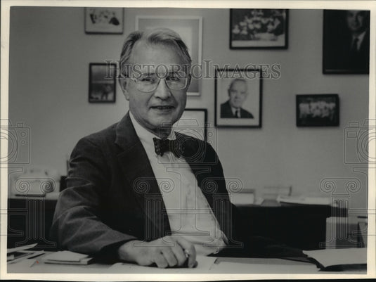1984 Press Photo Dean of University of Wisconsin-Milwaukee Arnold Brown-Historic Images