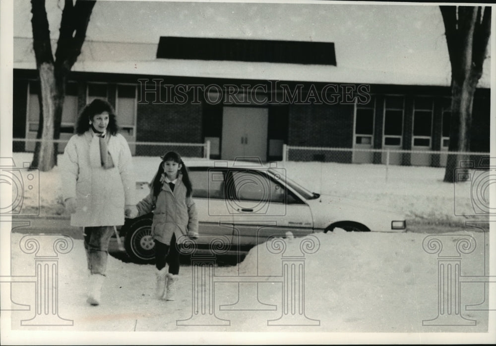 1989 Press Photo Charlene Hunter walks daughter Elizabeth to Minnesota school - Historic Images