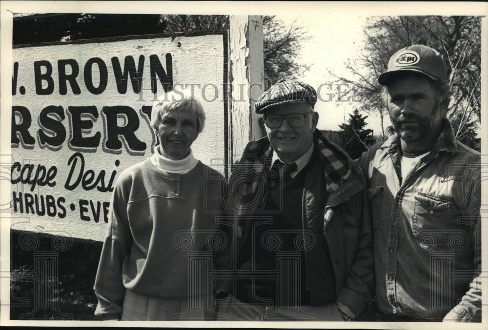 1988 Press Photo The Browns in Front of Their Nursery Business in Merton - Historic Images