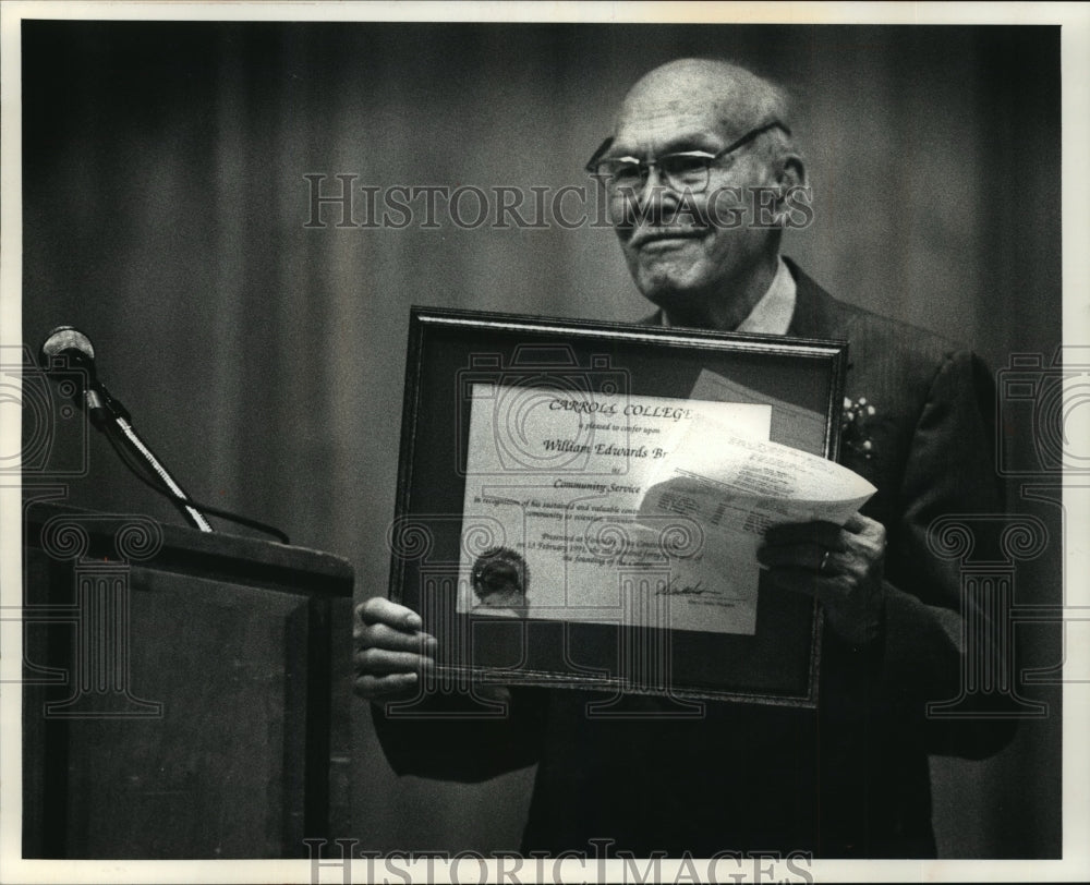 1991 Press Photo Community Service Award Being Given to Bill Brown in Wisconsin - Historic Images