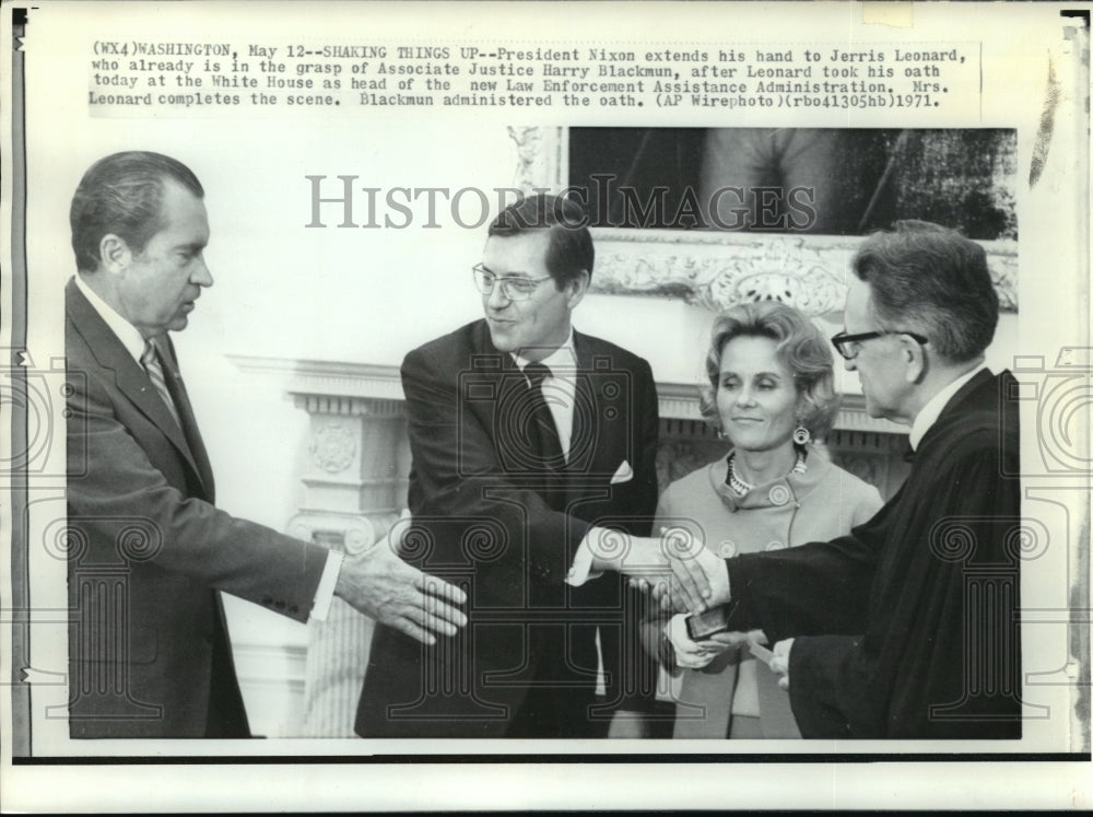 1971 Press Photo President Nixon extends his hand to Jerris Leonard after oath.-Historic Images