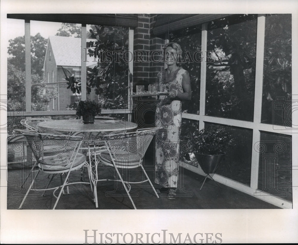 1971 Press Photo Porch eating with Mrs. Leonard, a feature the Leonards&#39; love. - Historic Images