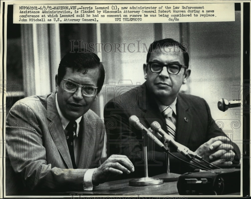 1971 Press Photo Jerris Leonard &amp; Robert Warren at a News Conference.-Historic Images