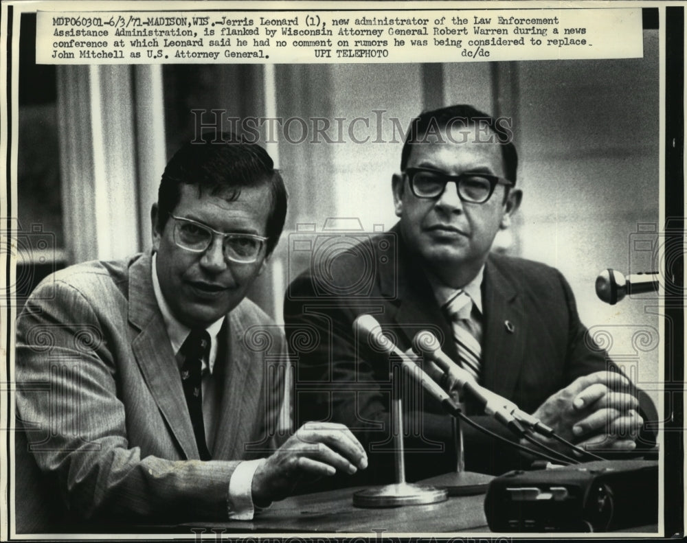 1971 Press Photo Jerris Leonard & Robert Warren at a News Conference.-Historic Images