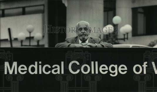 1986 Press Photo Ed Lennon, president of the Medical College of Wisconsin-Historic Images