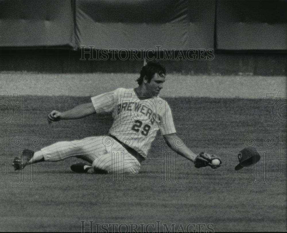 1985 Press Photo Mark Brouhard catches a fly in left field hit by Donnie Hill- Historic Images