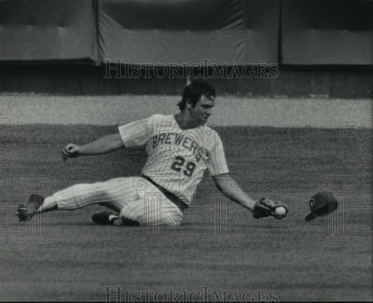 1985 Press Photo Mark Brouhard catches a fly in left field hit by Donnie Hill- Historic Images