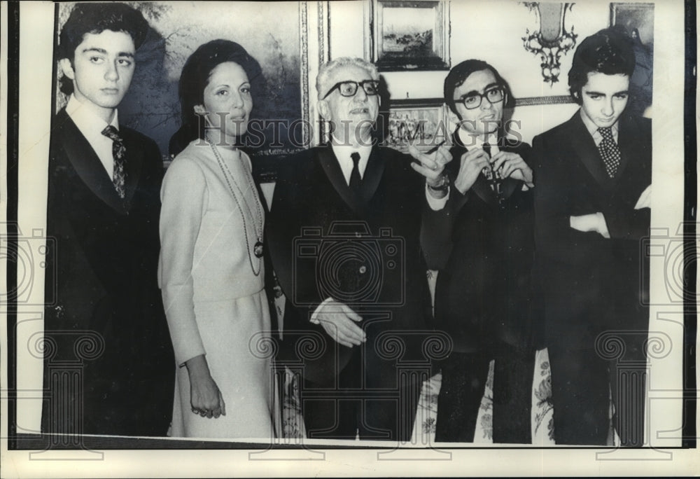 1971 Press Photo Giovanni Leone &amp; Family, recently elected Italian President-Historic Images