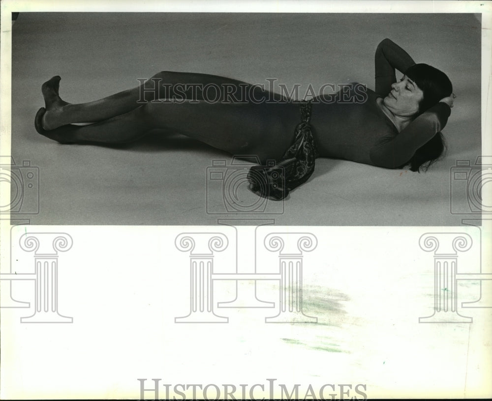 1981 Press Photo Maggie Lettvin exercising to prove testimonial for her claims- Historic Images