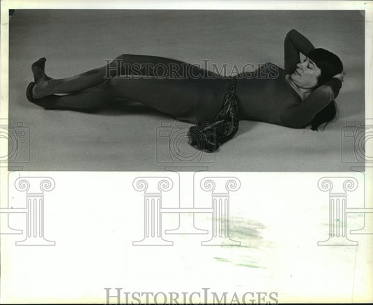 1981 Press Photo Maggie Lettvin exercising to prove testimonial for her claims- Historic Images