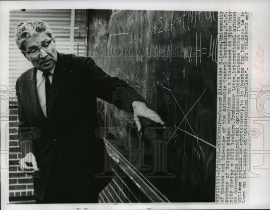 1960 Press Photo Professor Alexander M. Letov writes equations on the board - Historic Images