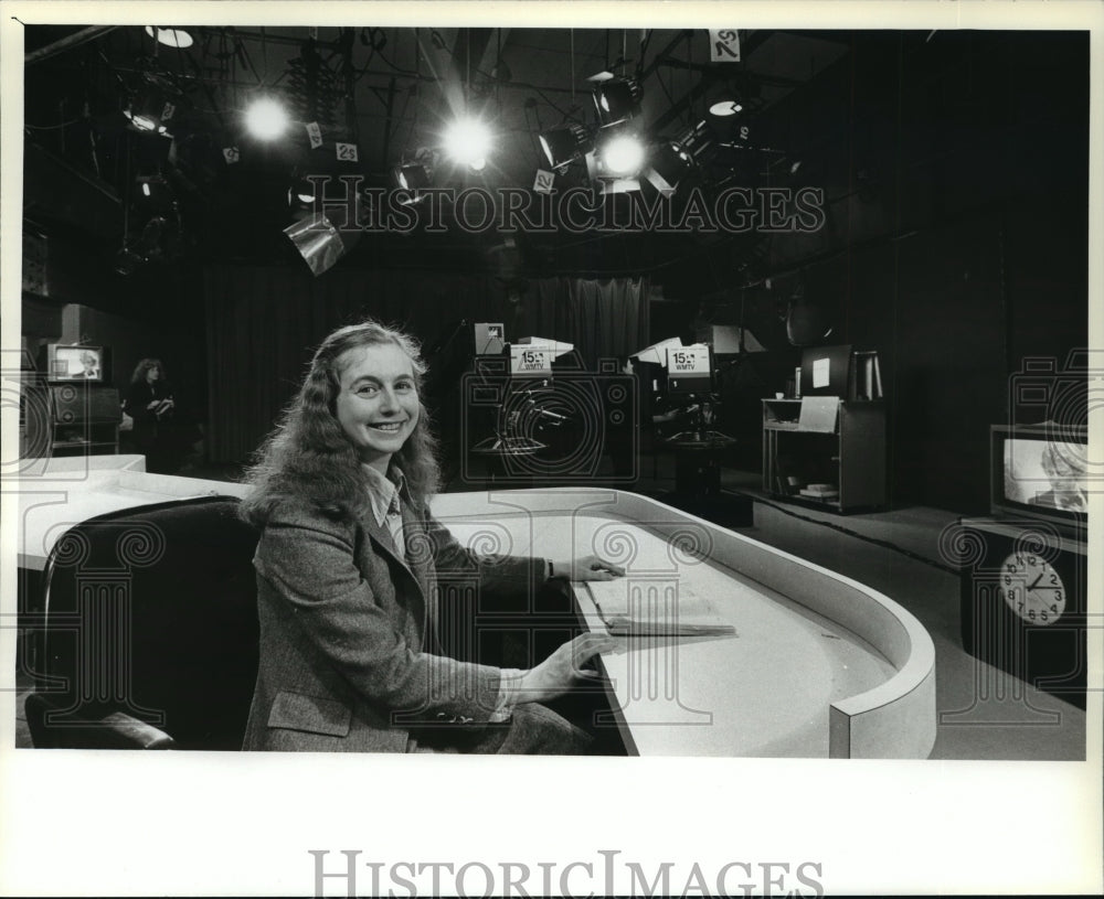 1982 Press Photo Laurie Leonard Sits At Desk In WMTV Room - mja66673 - Historic Images
