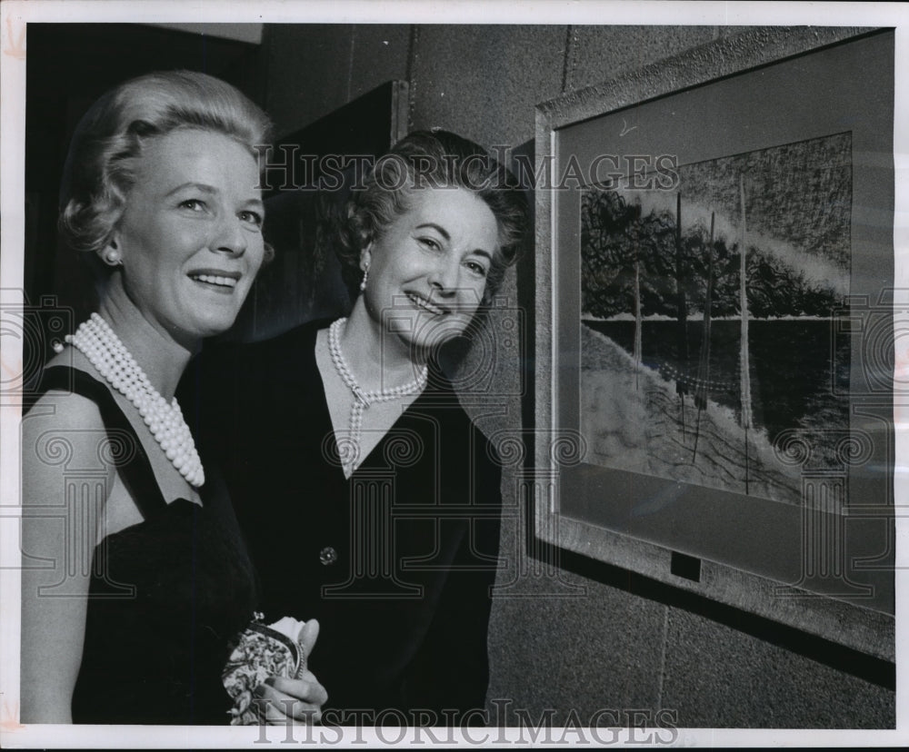 1963 Press Photo Mrs. Robert Campbell &amp; Mrs. Edmund Lewandowski inspect painting - Historic Images