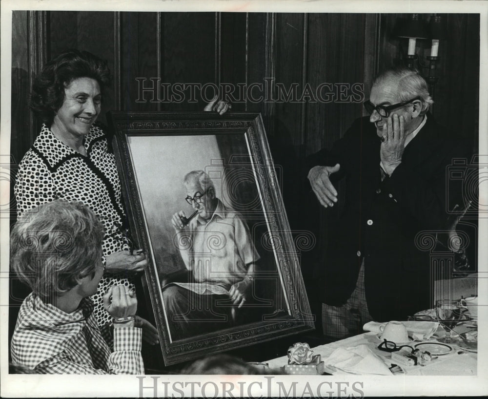 Press Photo Edmund D. Lewandowski receives self-portrait from Layton Art League - Historic Images