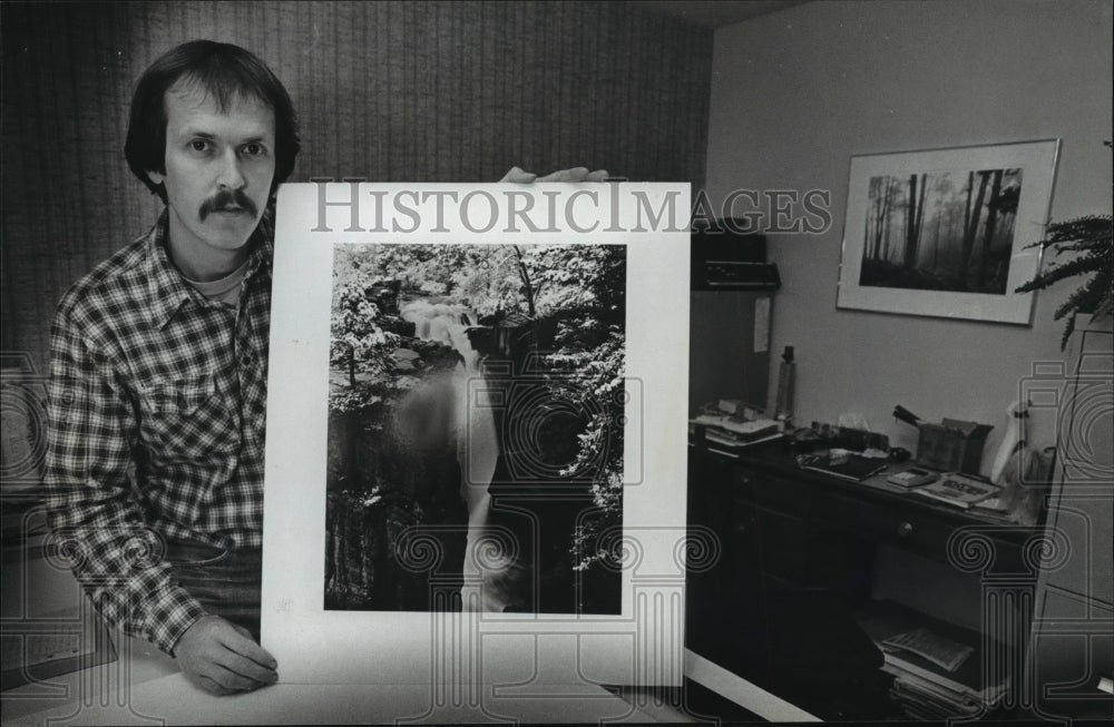 1961 Press Photo Photographer Bill Lemke Poses With His Artwork - Historic Images
