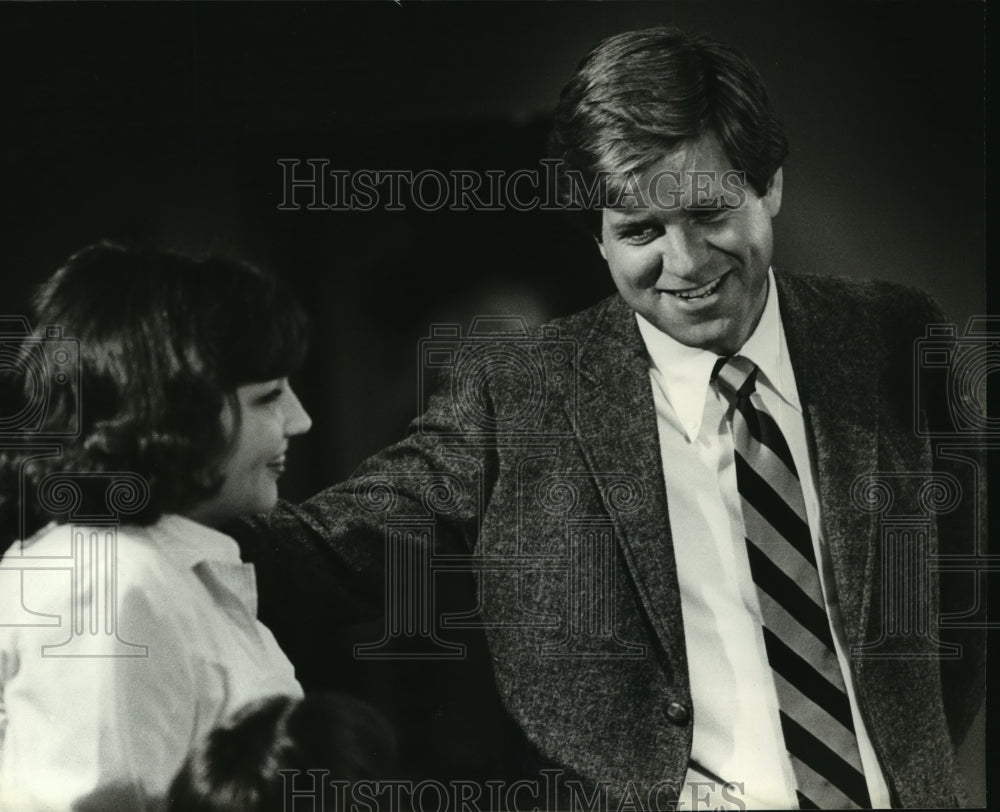 1981 Press Photo Dan Lewis of Channel 6 Chatting with Therapist Kay Jensen - Historic Images