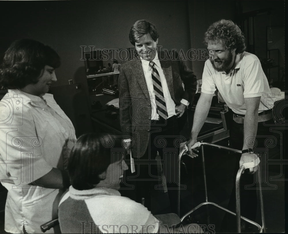 1981 Press Photo Dan Lewis And Others Chat Before Filming A Special - mja66762 - Historic Images