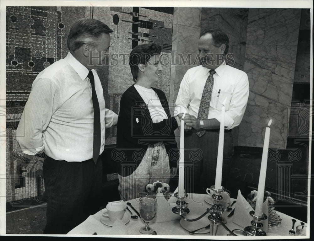 Valeria Prochniak wins lunch as 3 Million diner at Allen-Bradle1989 Press Photo - Historic Images