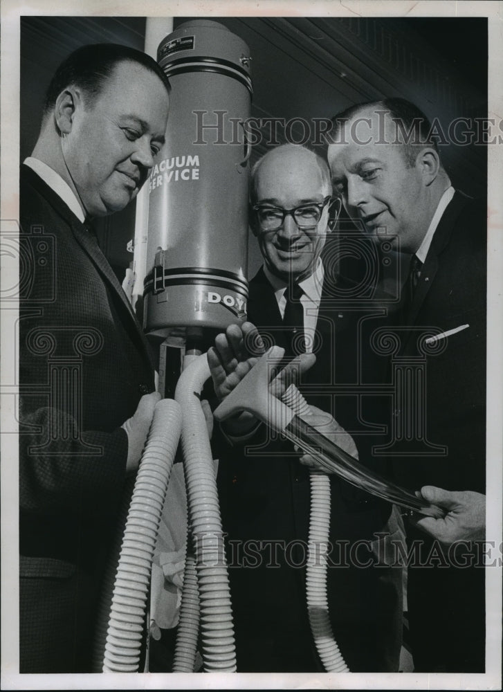 1953 Press Photo J E Rigby, C S Lewis, R G Dwar inspecting vacuum in Milwaukee-Historic Images