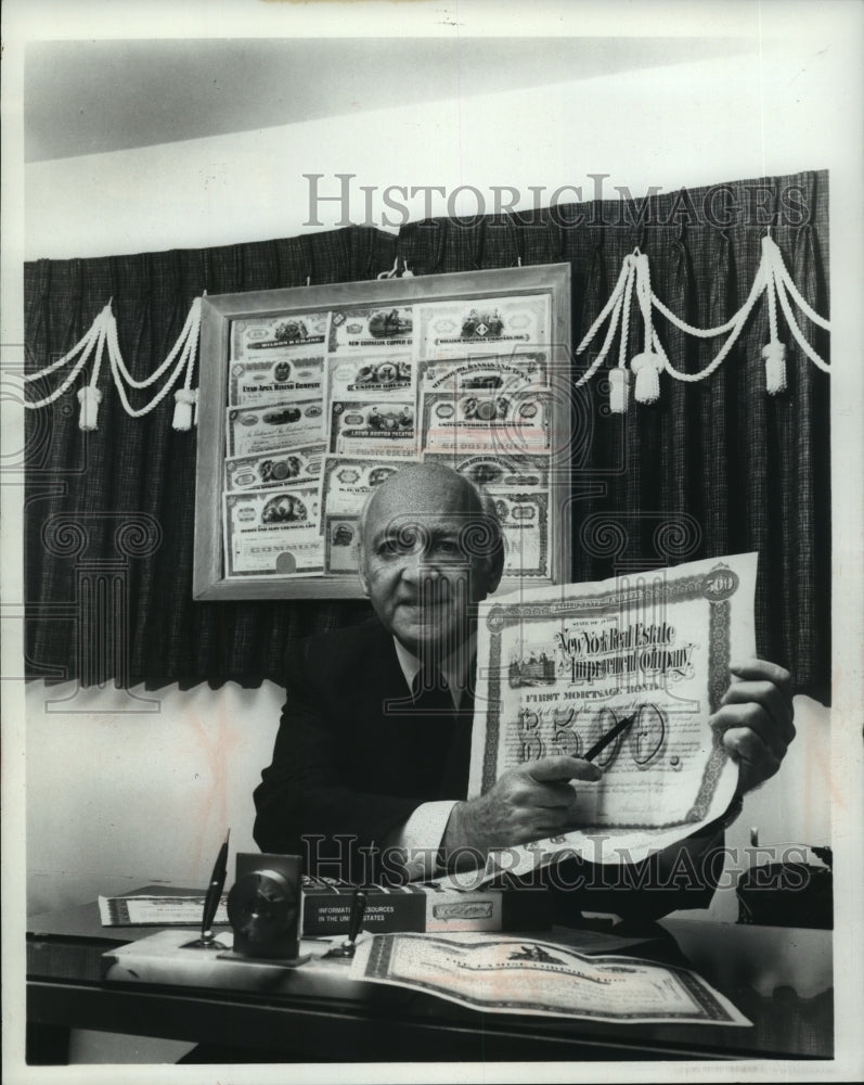 1979 Press Photo Jack Lewin, Stock certificate specialist, Skokie, Illinois-Historic Images