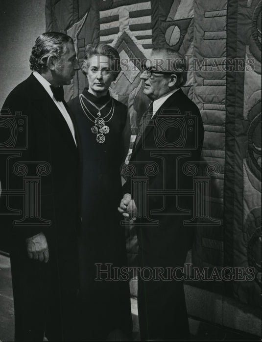 1972 Press Photo Art Director, Edmund Lewandowski, Greeting Guest With Wife-Historic Images