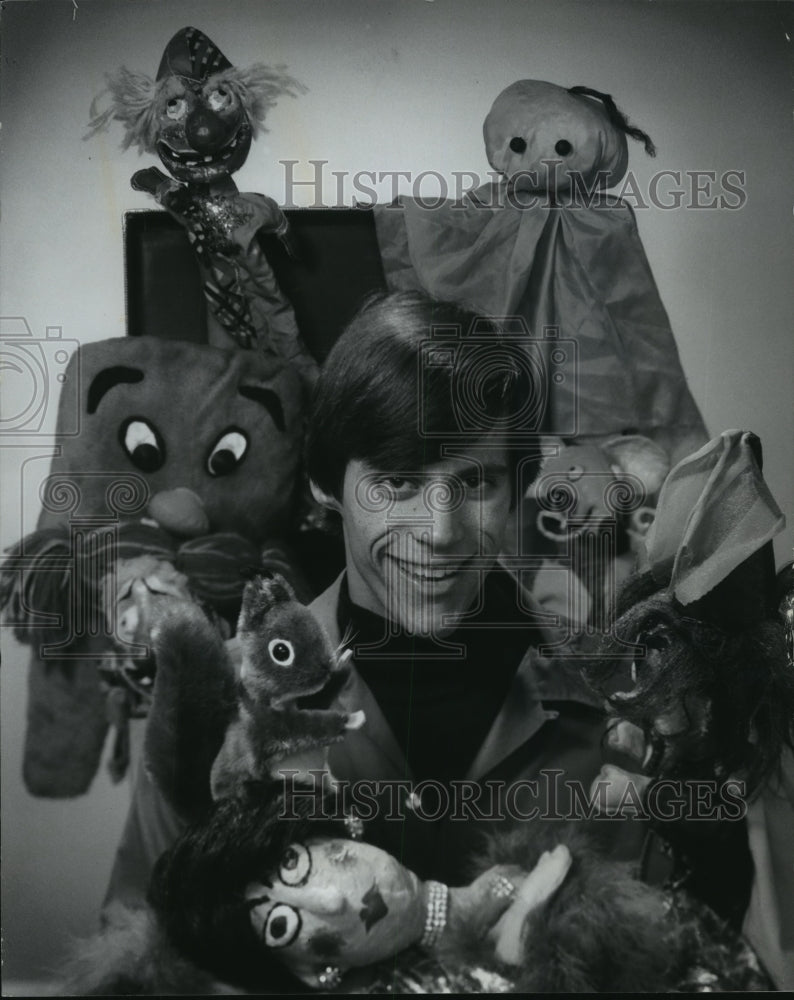 1977 Press Photo Milwaukee Actor and Puppeteer, James Lewandowski With Puppets - Historic Images