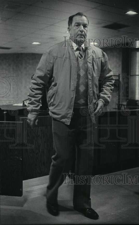 1986 Press Photo Arnold Lewallen Leaving Court After Lying About Malpractice - Historic Images