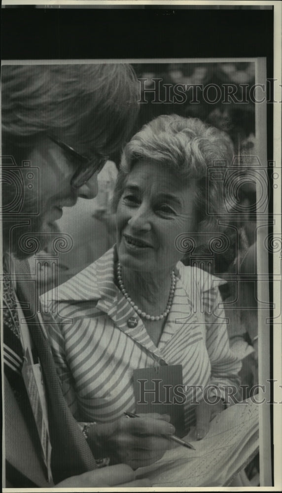 1976 Press Photo Mrs. Edmund Brown Sr. attends Democratic National Convention.-Historic Images