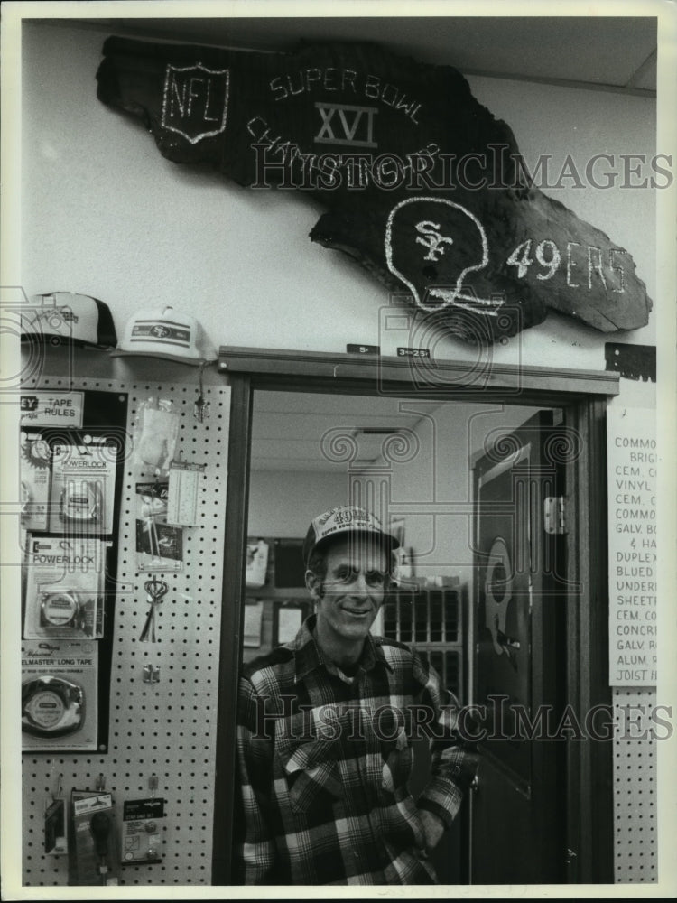 1982 Press Photo Store Owner Bob Wieder of California - mja66985-Historic Images