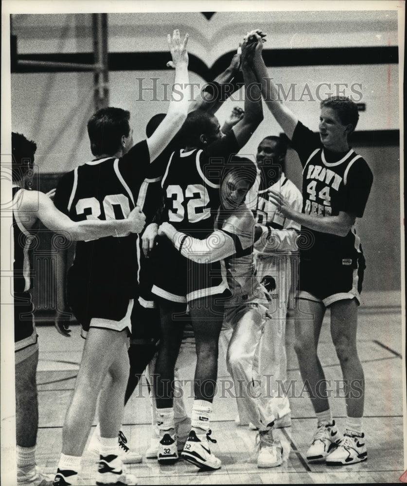 1989 Press Photo Brown Deer players celebrated their basketball Victory Friday.-Historic Images
