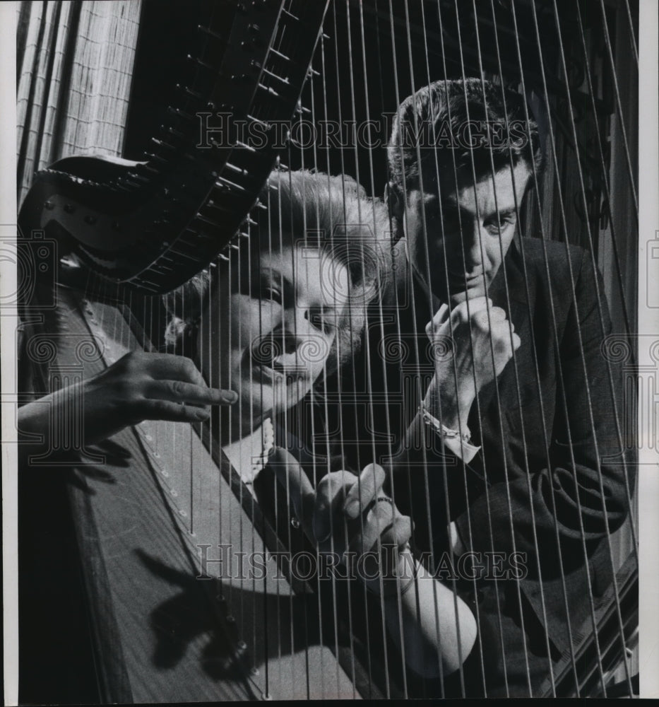 1960 Press Photo Harry John Brown Selected Phylis Schlomoritz for No.1 Harpist-Historic Images