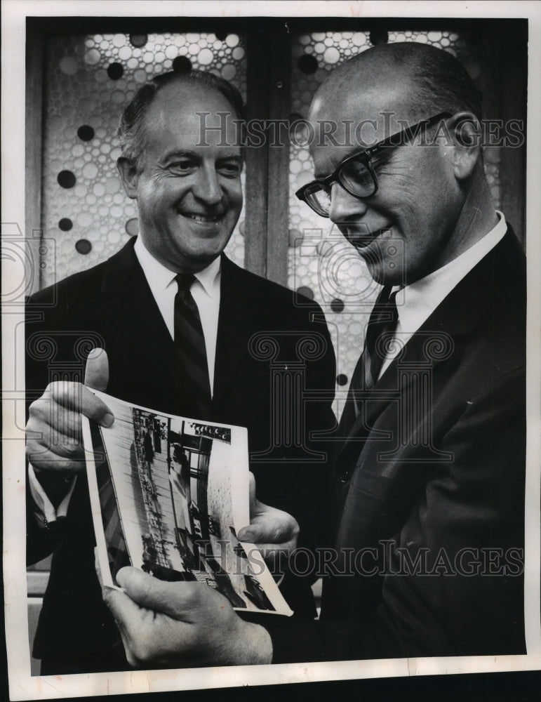 1963 Press Photo Everett Brown Showing a Picture to Howard Horton - mja67125-Historic Images