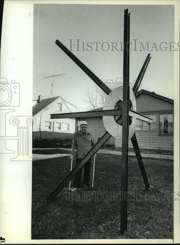 1981 Press Photo Raymond D. Jakubiak and his steel sculpture in Milwaukee-Historic Images