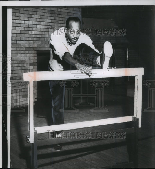 1956 Press Photo Harrison Dillard trains for 3rd Olypmic tilte in Cleveland gym-Historic Images
