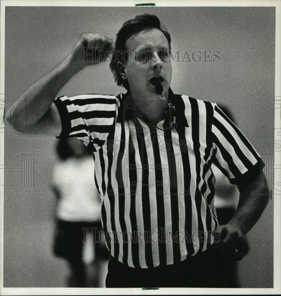 1990 Press Photo Referee Tim Behrendt won&#39;t worry about rule changes next season - Historic Images