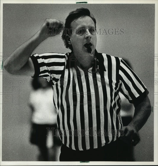 1990 Press Photo Referee Tim Behrendt won't worry about rule changes next season - Historic Images