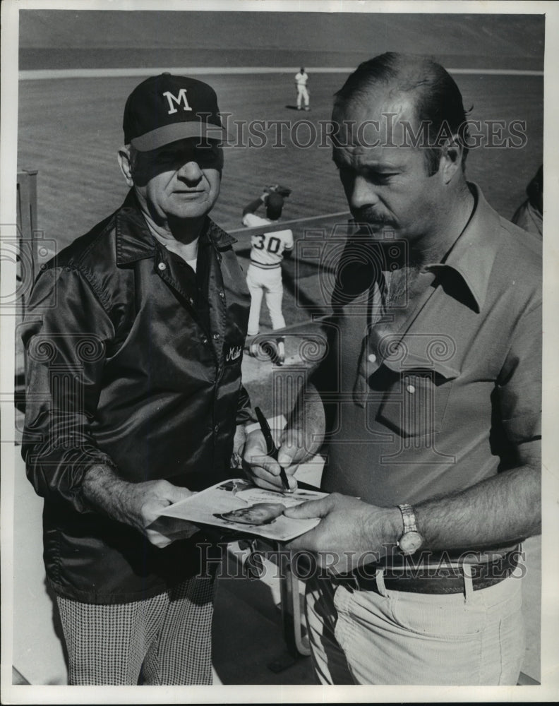 1980 Press Photo Mike Malast Getting Autograph From Eddie Mathews - mja67243- Historic Images