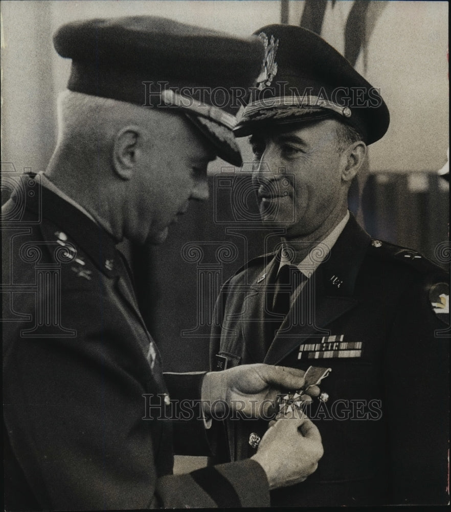 1968 Press Photo William Levin &amp; John Michaelis at Milwaukee Ceremony - Historic Images