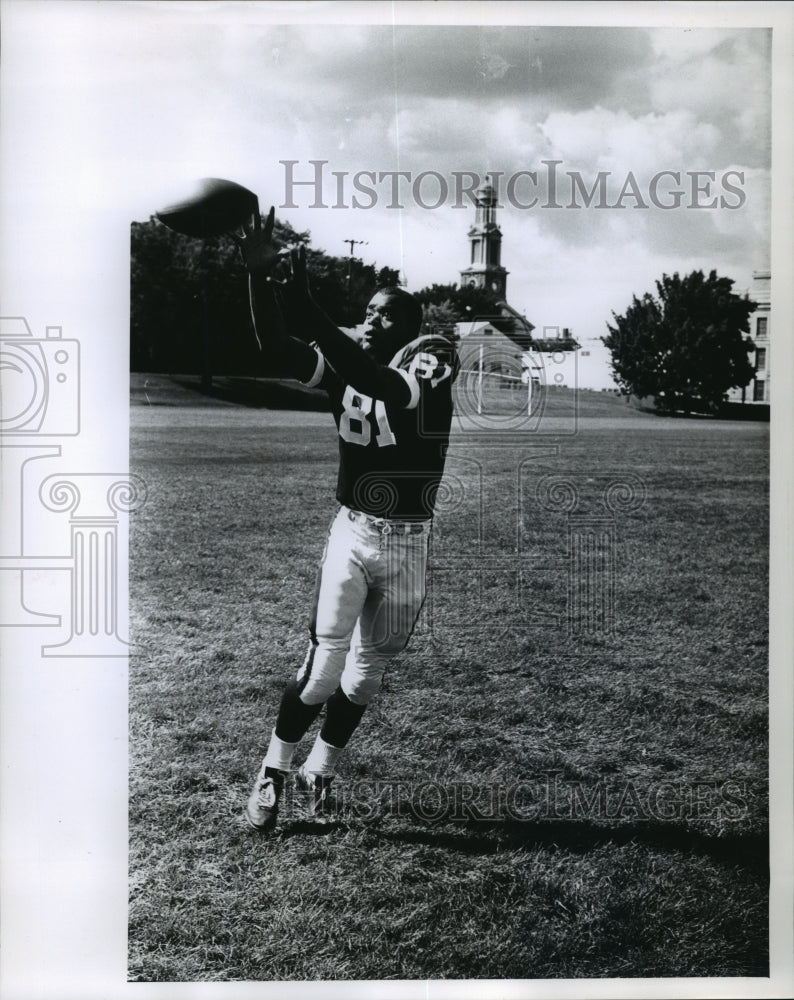 1966 Press Photo Larry Howard, Maywood, Ill., 6-3, 193 pounds, football-Historic Images